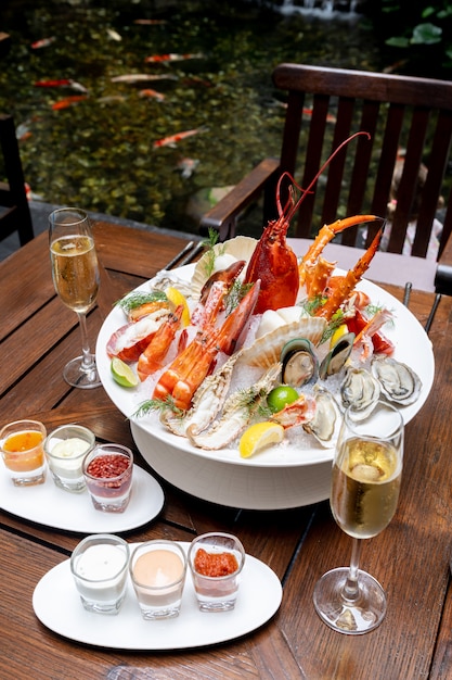 Fruits de mer sur glace avec vin blanc