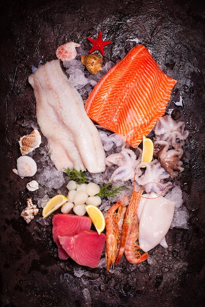 Fruits de mer sur la glace, vue de dessus sur fond de pierre brune