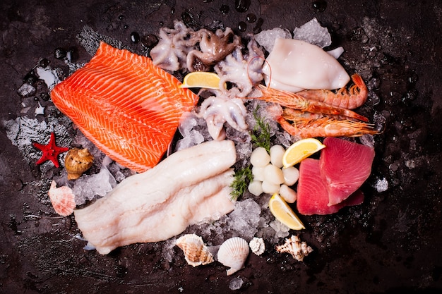 Fruits De Mer Sur La Glace, Vue De Dessus Sur Fond De Pierre Brune