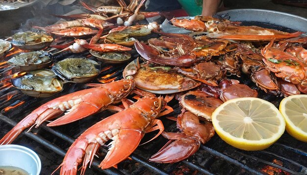 Photo fruits de mer mélangés au barbecue à la grille asiatique au marché de kep au cambodge