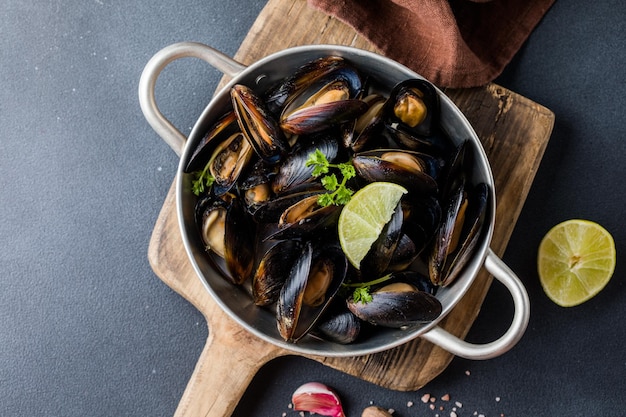 Fruits de mer Moules de coquillages Moules cuites sur plaque noire en fonte