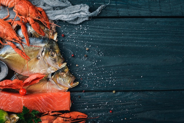 Fruits de mer Poisson Homard Vomer Saumon Sur un fond en bois Vue de dessus Espace libre pour le texte