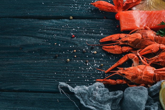 Fruits de mer Poisson Homard Vomer Saumon Sur un fond en bois Vue de dessus Espace libre pour le texte