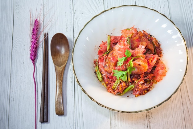 Fruits de mer sautés aux nouilles rouges Yentafo