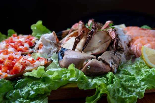 Fruits de mer servis avec salade - mise au point sélective