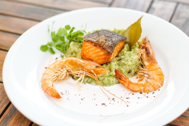 Fruits de mer sur une table de restaurant