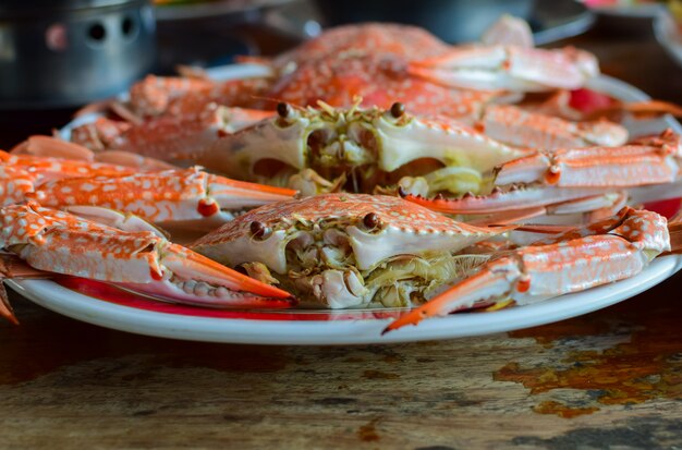 Photo fruits de mer à la vapeur de crabe de mer placés sur une table dans un restaurant.