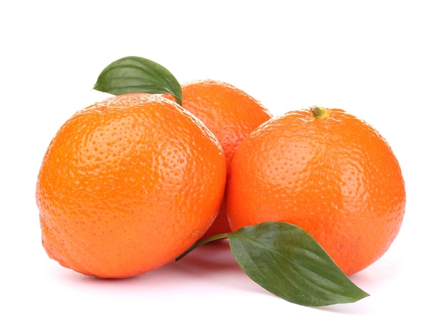 Fruits de mineola avec feuilles isolées sur blanc