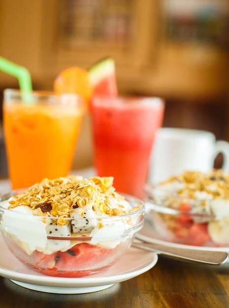 Fruits avec muesli jus de fruits frais et expresso