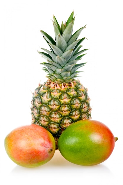 Fruits mûrs d&#39;ananas et de mangue isolés sur fond blanc