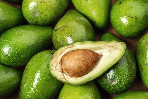 Fruits mûrs d'avocat dans la boîte