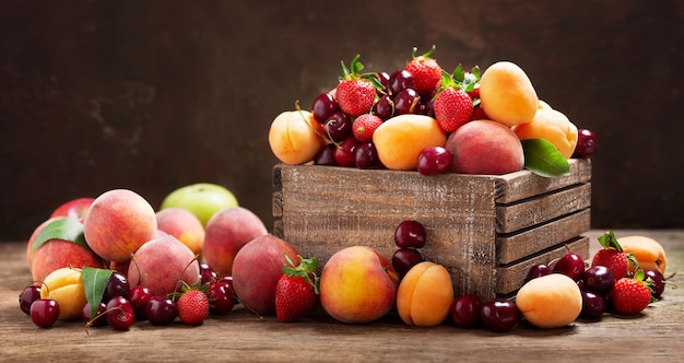 Fruits mûrs frais dans une boîte en bois