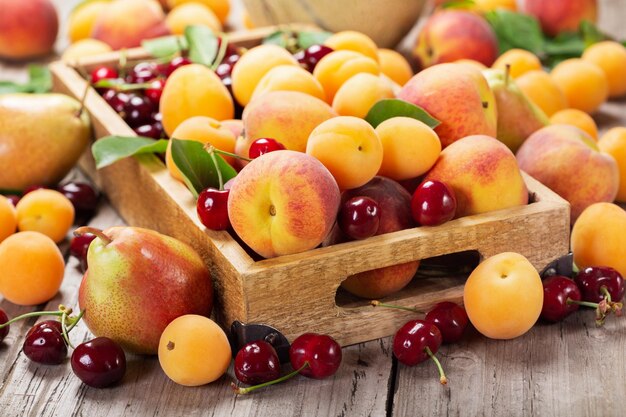 Fruits mûrs frais dans une boîte en bois