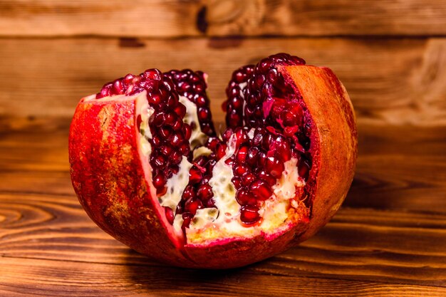 Fruits mûrs frais de grenat sur la table en bois