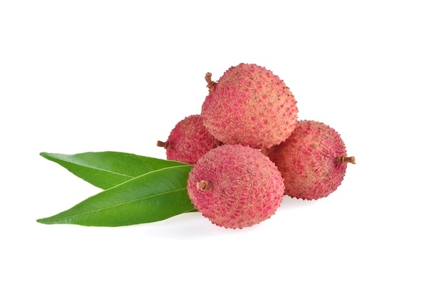 Fruits mûrs frais de litchi sur le blanc