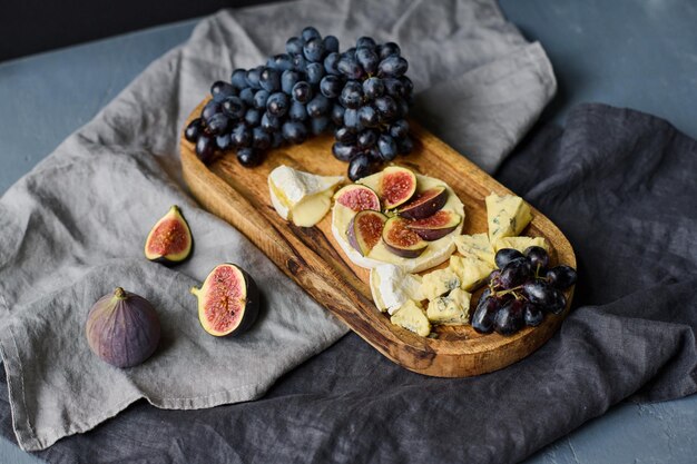 Fruits mûrs avec fromage sur plateau