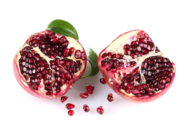 Fruits mûrs de grenade avec des feuilles isolées sur blanc