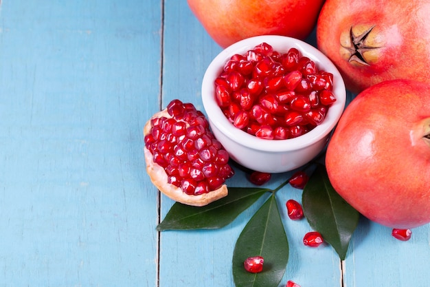 Fruits mûrs de grenade sur le fond en bois