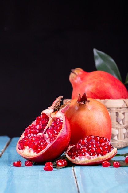 Fruits mûrs de grenade sur le fond en bois