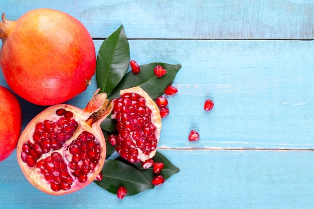 Fruits mûrs de Grenade sur le fond en bois