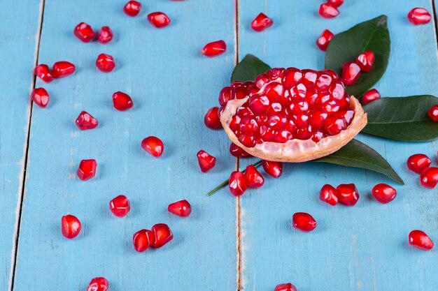 Fruits mûrs de Grenade sur le fond en bois