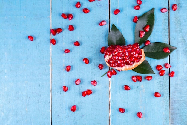 Fruits mûrs de Grenade sur le fond en bois