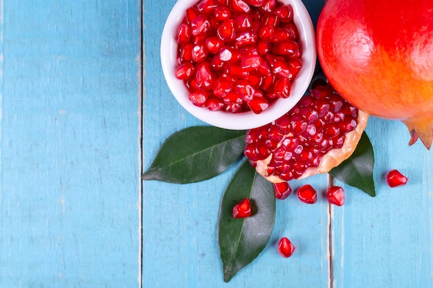 Fruits mûrs de Grenade sur le fond en bois