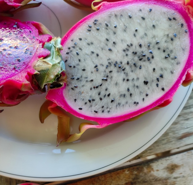 Fruits mûrs juteux sur la table