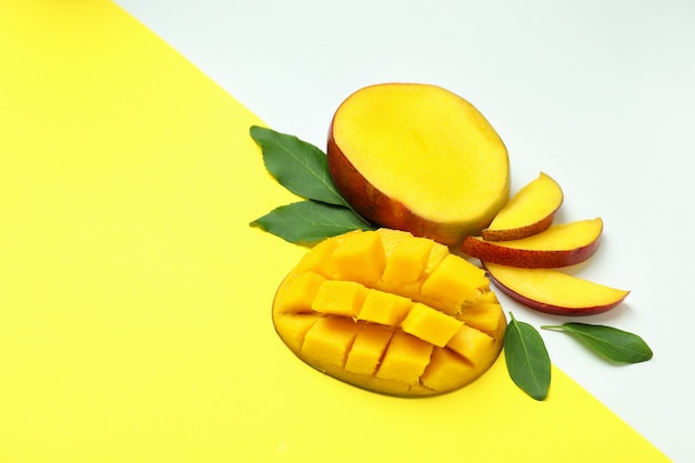 Fruits mûrs de mangue sur le fond de deux tons