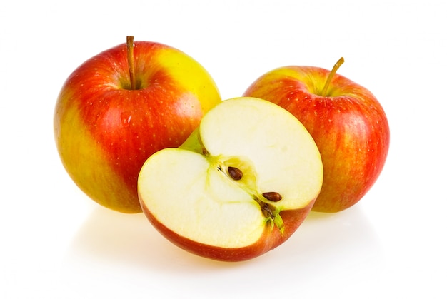 Fruits mûrs de pomme rouge isolés sur blanc