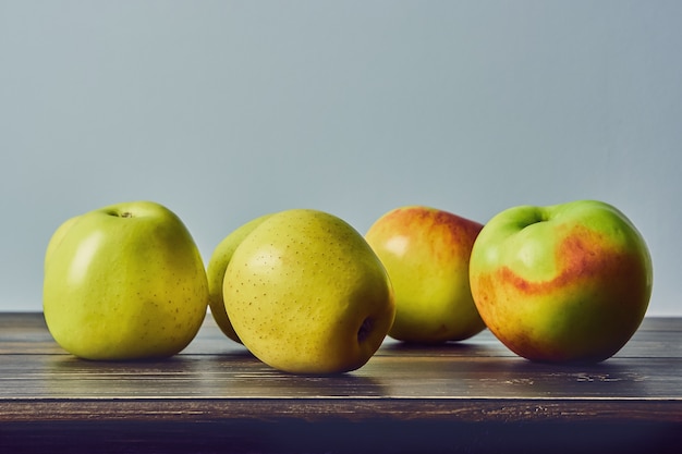 Fruits mûrs, pommes sur une vieille table en bois. Nature morte aux fruits