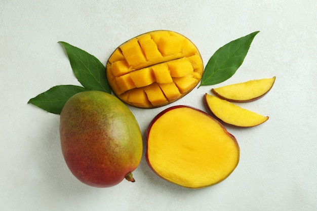 Fruits mûrs savoureux de mangue sur le blanc