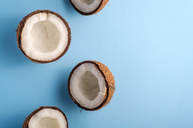 Fruits de noix de coco sur bleu