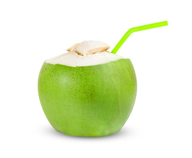 Les fruits de noix de coco verts isolés sur fond blanc incluent le chemin de coupe