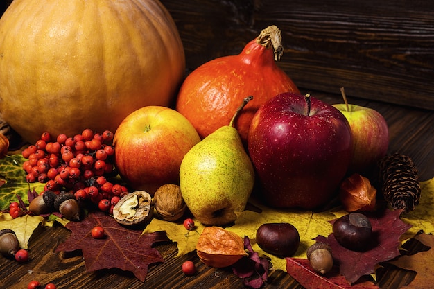 Fruits et noix sur un fond en bois