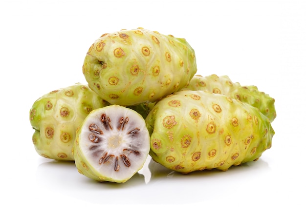 Fruits de noni isolés