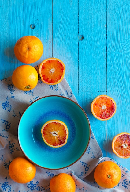 Fruits orange colorés sur une table en bois peint bleu clair