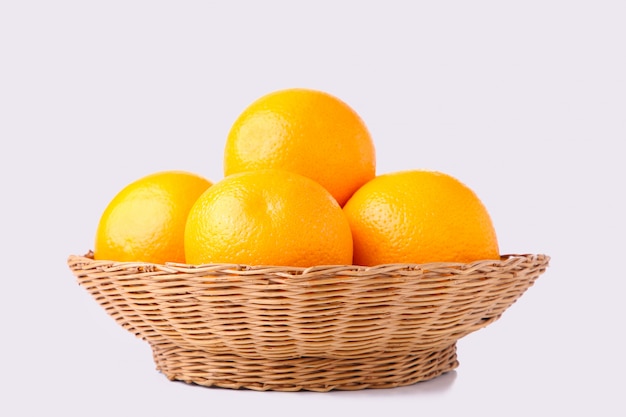 Fruits orange dans le panier sur un fond blanc