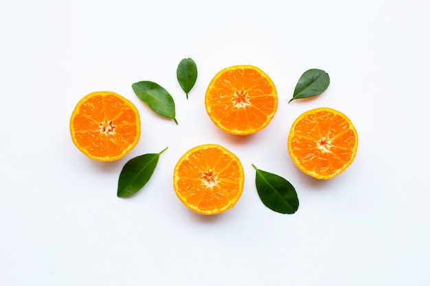 Fruits orange à feuilles sur fond blanc.