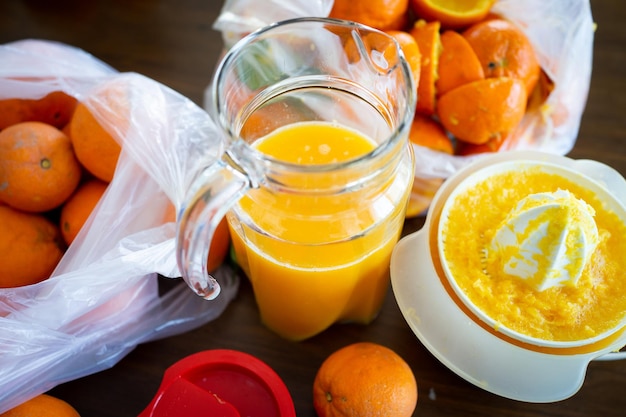 Photo des fruits d'orange frais d'été sont pressés dans la cuisine.