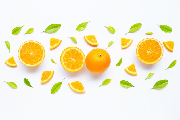 Fruits orange frais avec des feuilles vertes sur blanc.