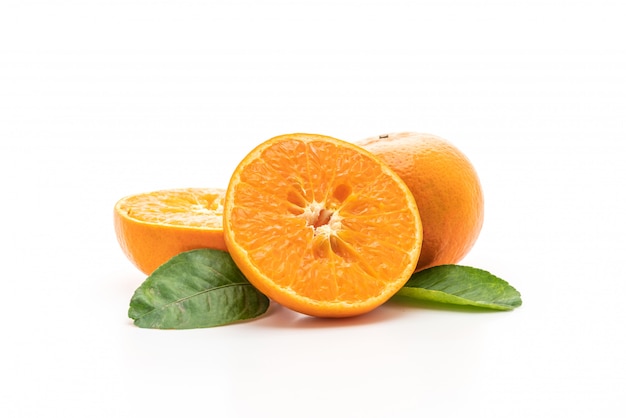 Fruits orange frais sur fond blanc