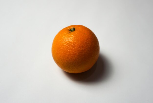 Fruits orange frais sur fond blanc