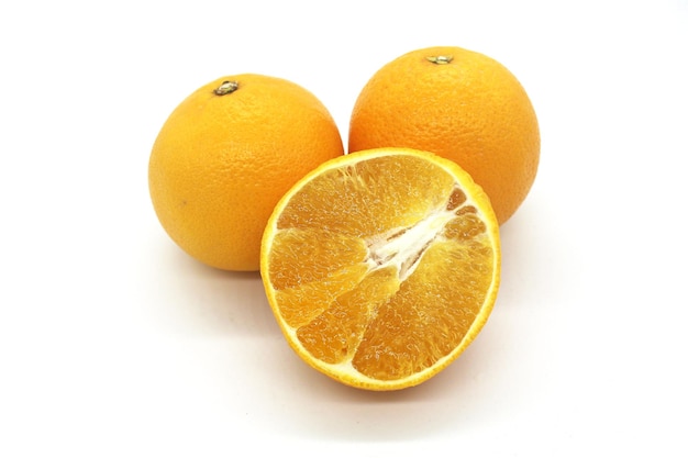 Fruits orange frais isolé sur fond blanc