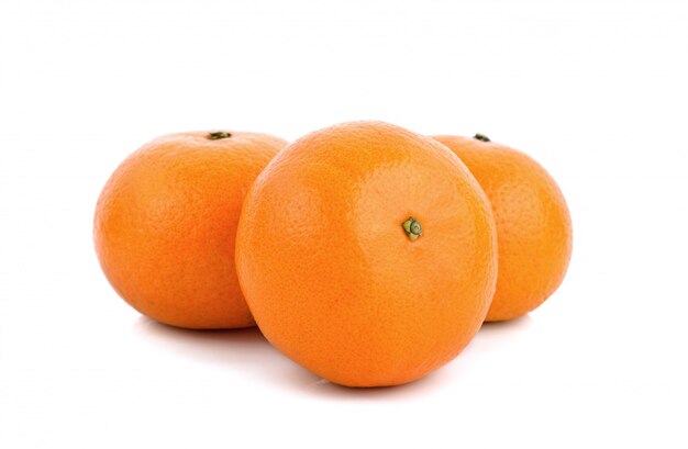 Fruits orange frais isolés