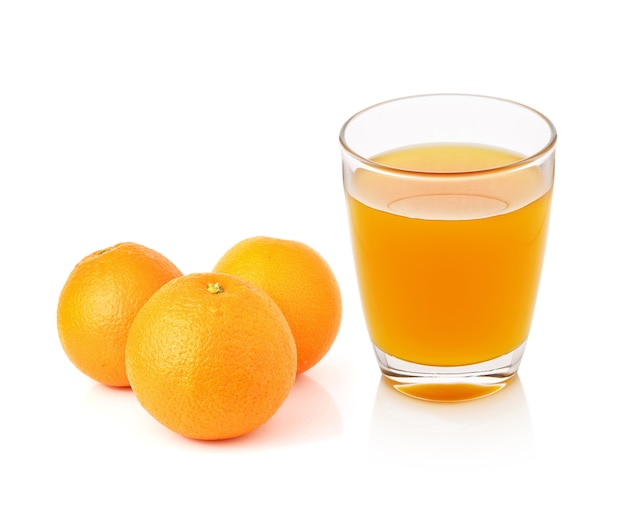 Fruits orange frais et jus isolé sur blanc