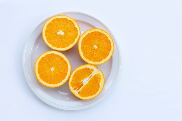 Fruits orange frais sur une surface blanche