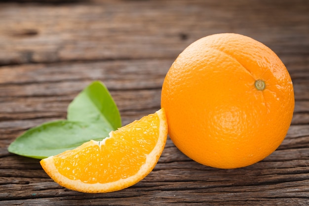 Fruits orange frais sur la table en bois.