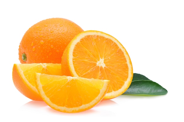 Fruits orange avec des gouttes isolées sur blanc