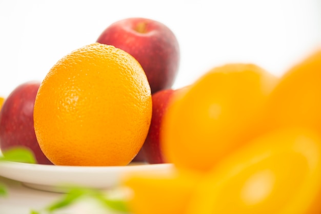 Fruits orange isolés sur fond blanc